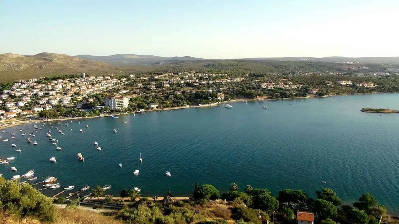 Izmirin Adasi Ve Sahiliyle Sakli Cenneti Adeta Film Platosunu Andiran Koy (1)