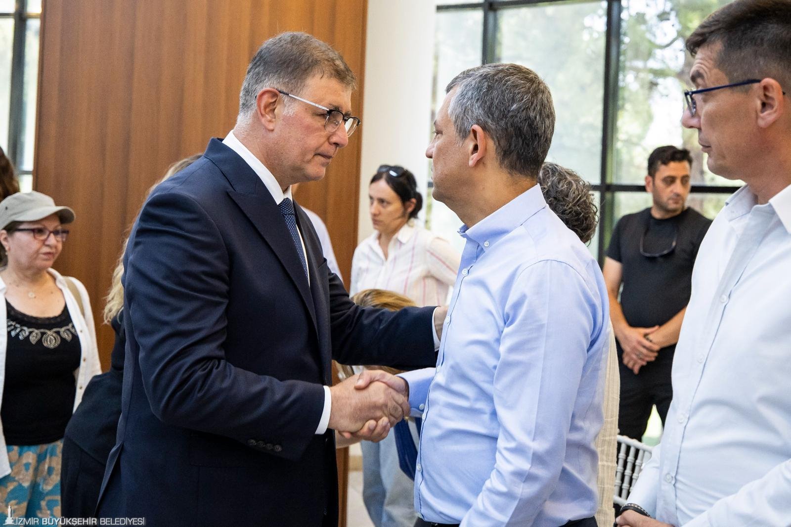 Önceki Gün Hayatını Kaybeden Manisa Büyükşehir Belediye Başkanı Ferdi Zeyrek’in Ailesi Ile Chp Genel Başkanı Özgür Özel, Manisa Fatih Sergi Salonu’nda Taziyeleri Kabul Etti. Tugay’ın Da Katıldığı Taziyeye Gelen Yurttaşlar