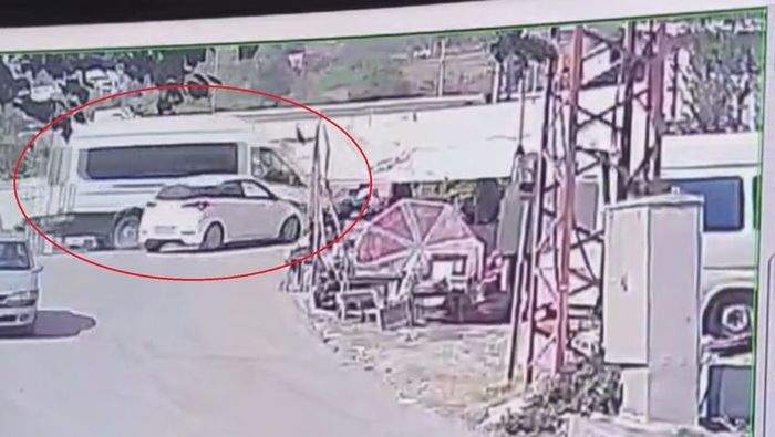 Otomobille Carpisan Minibus Dereye Uctu Yaralilar Var