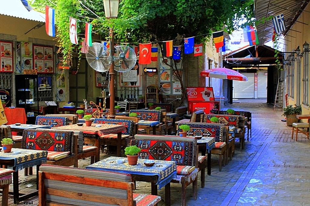 izmir-kemeraltinda-gorulmesi-gereken-tarihi-nokta-zamana-karsi-direniyor