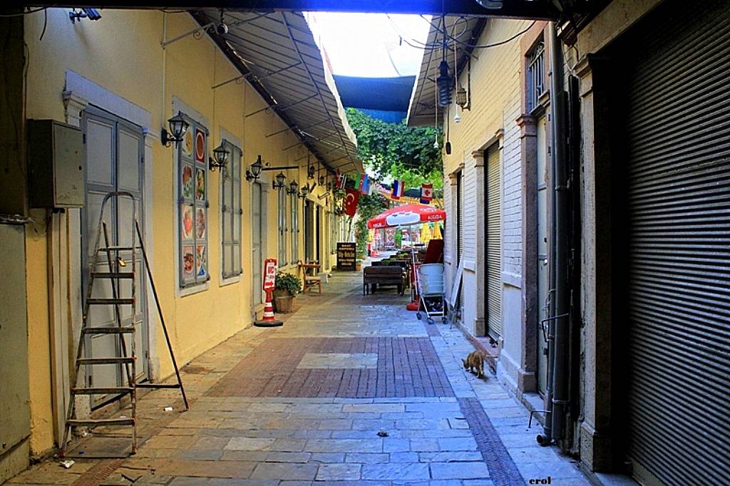 izmir-kemeraltinda-gorulmesi-gereken-tarihi-nokta-zamana-karsi-direniyor