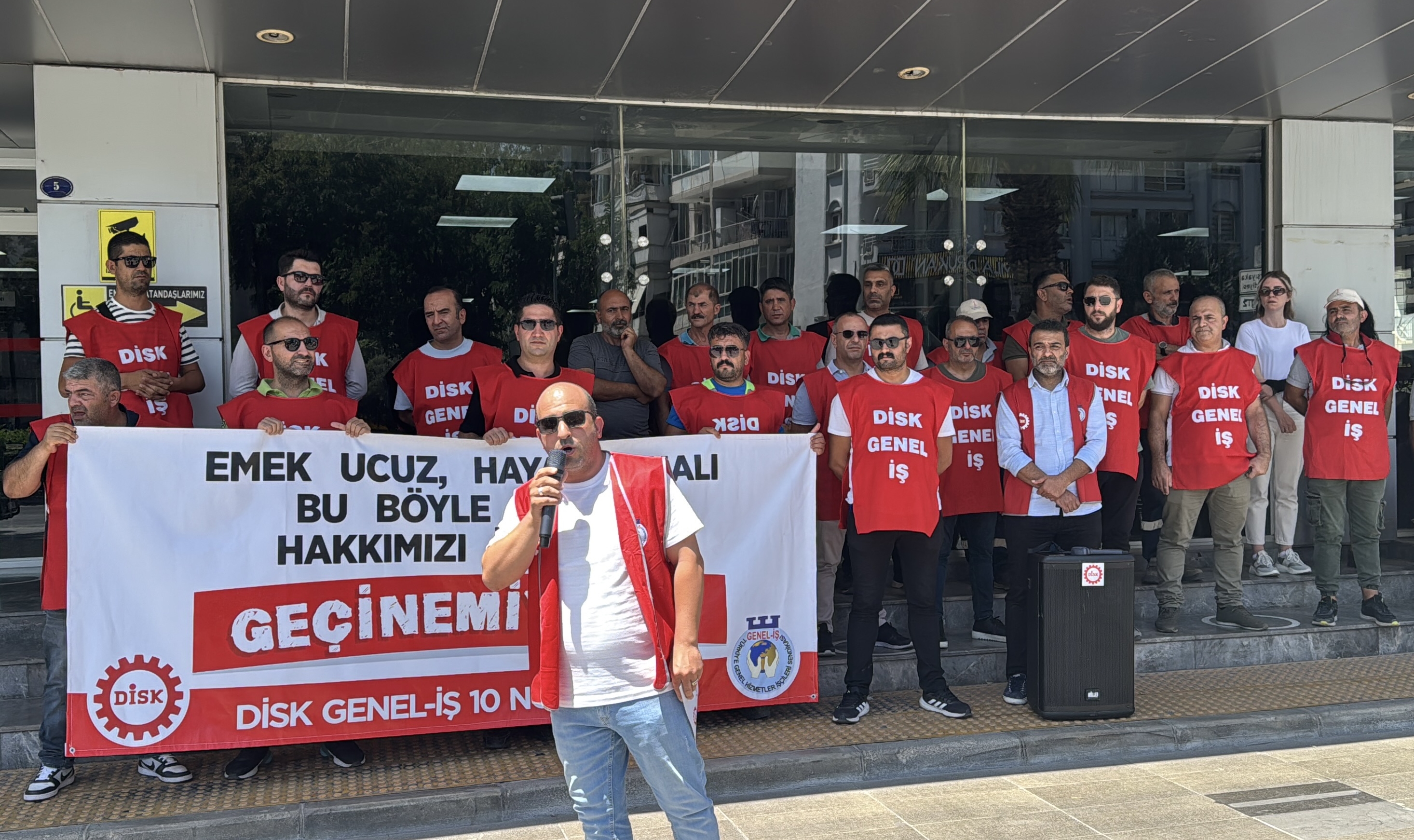 izmirde-isciler-isyan-etti-5-yildir-duzenli-maas-alamiyoruz