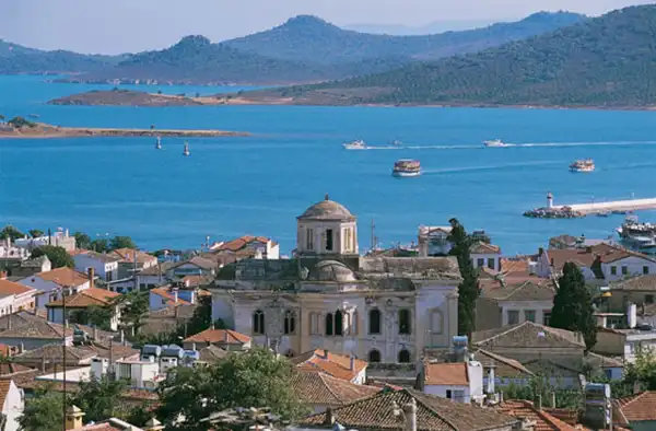 Renkli sokaklarıyla büyülüyor: Cunda Adası