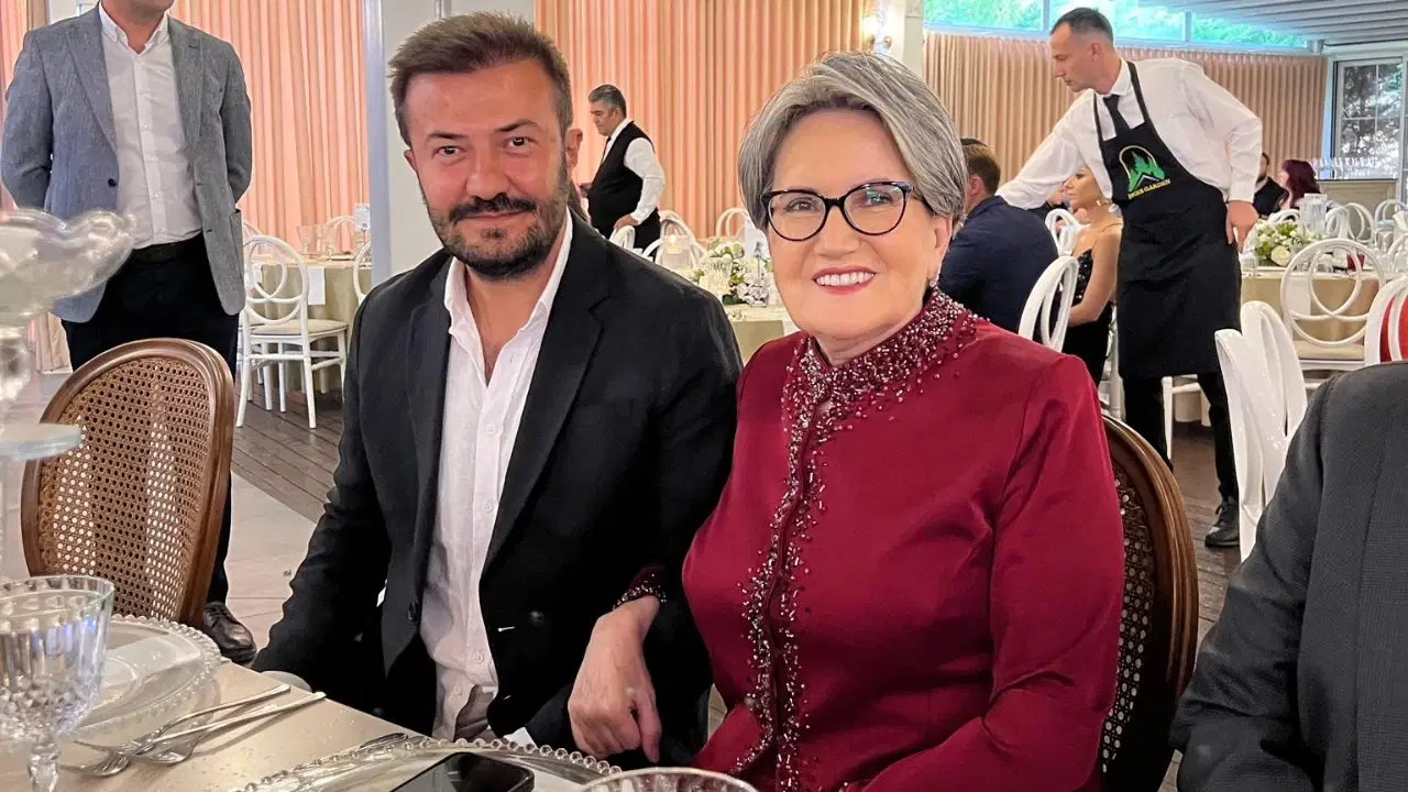 Eski İyi̇ Parti Genel Başkanı Meral Akşener, Uzun Aranın Ardından Bir Düğünde Görüntülendi. Akşener, Yeni Imajıyla Dikkat Çekti.