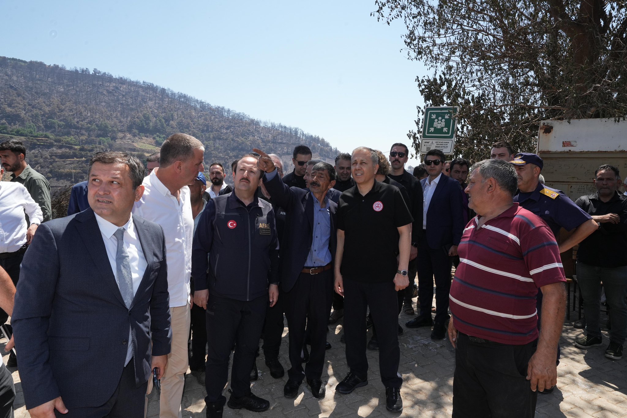 İçişleri Bakanı Ali Yerlikaya, İzmir'deki Orman Yangını Felaketiyle Sonrası Açıklamalarda Bulundu. Yerlikaya Bölgede 228 Konutun Ağır Hasarlı Olduğunu Söyleyerek, En Fazla 6 Ay Içerisinde Yerinde Inşa Edileceğini Kaydetti.