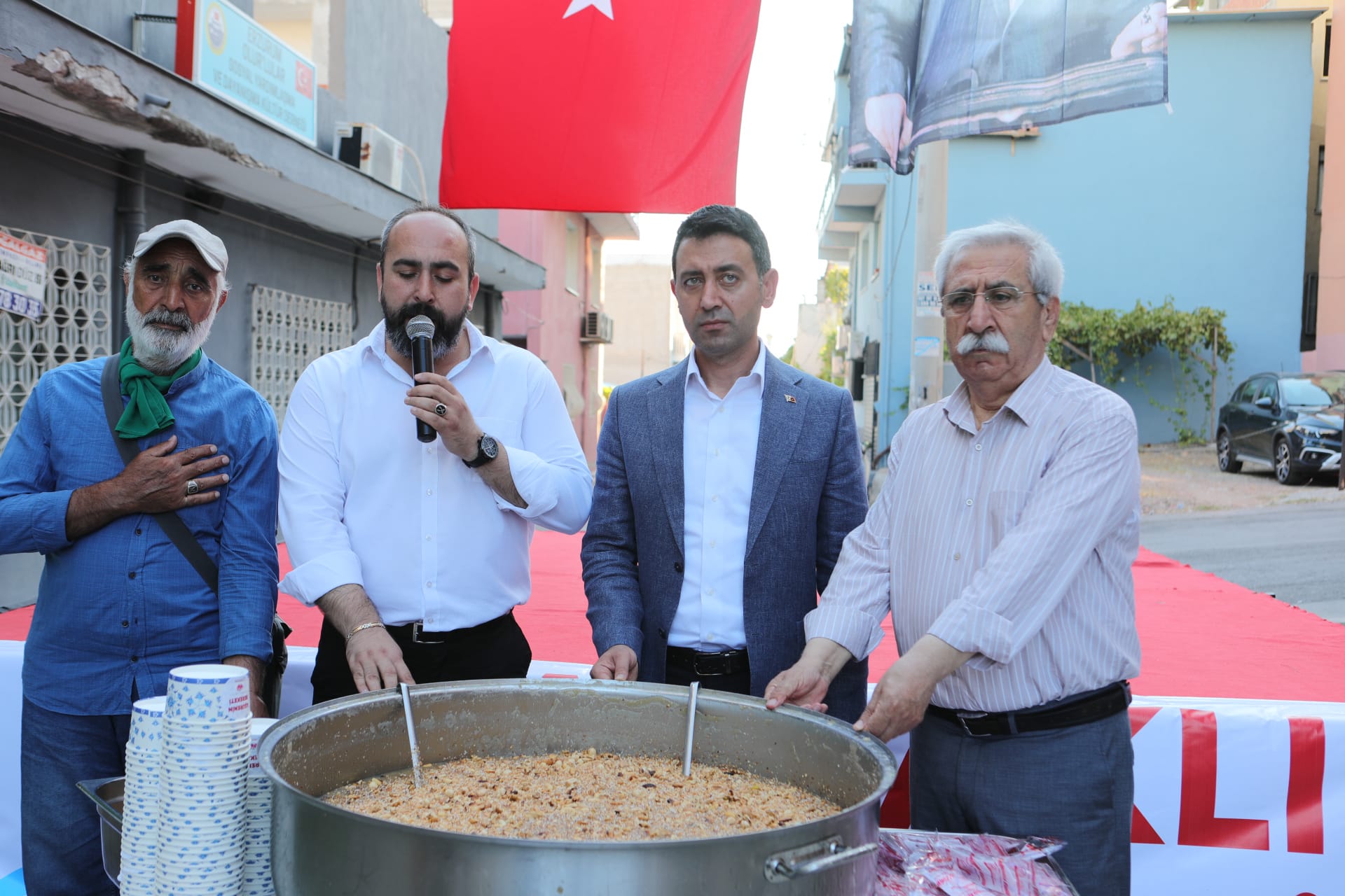 Muharrem Ayının Bereketini Bayraklı’nın Dört Bir Yanına Yayıldı. Başkan Önal Aşure Dağıtım Noktalarını Ziyaret Ederek Vatandaşlarla Bir Araya Geldi.