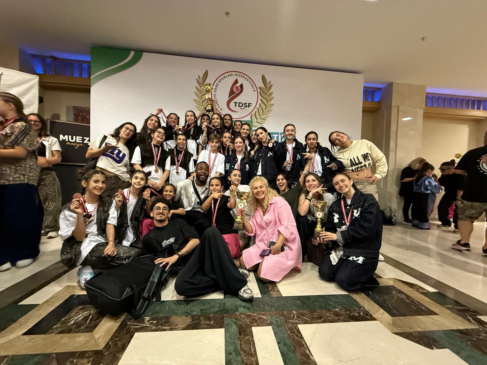 On Dance Izmirin Gururu Olmaya Devam Ediyor