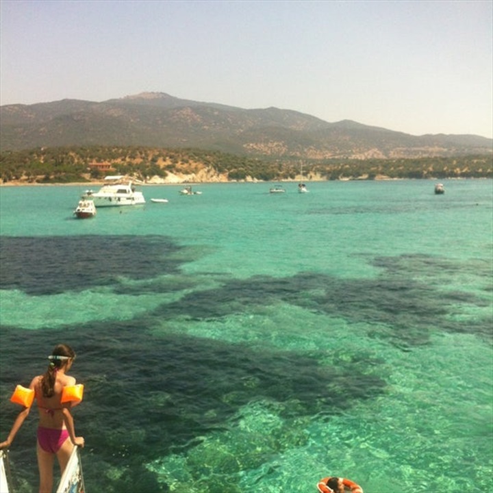 karaburun-ile-karistirmayin-ulasimi-mesakkatli-turkuaz-rengiyle-bakir-koy-sizi-bekliyor