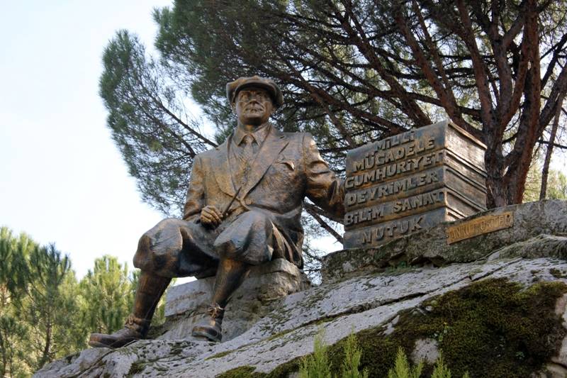 fistik-camlari-arasinda-izmirin-ozel-ataturk-heykeli