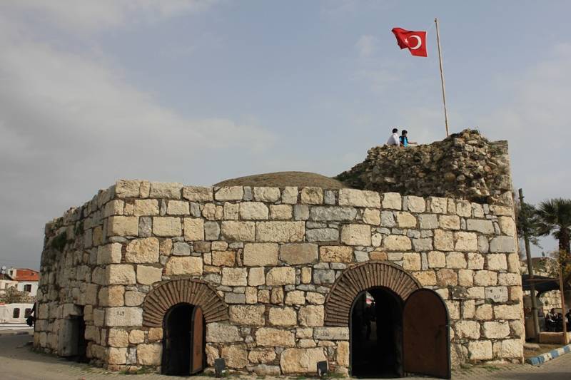 kanuniden-gunumuze-icinde-yasamin-surdugu-nadir-tarihi-kale-sigacik