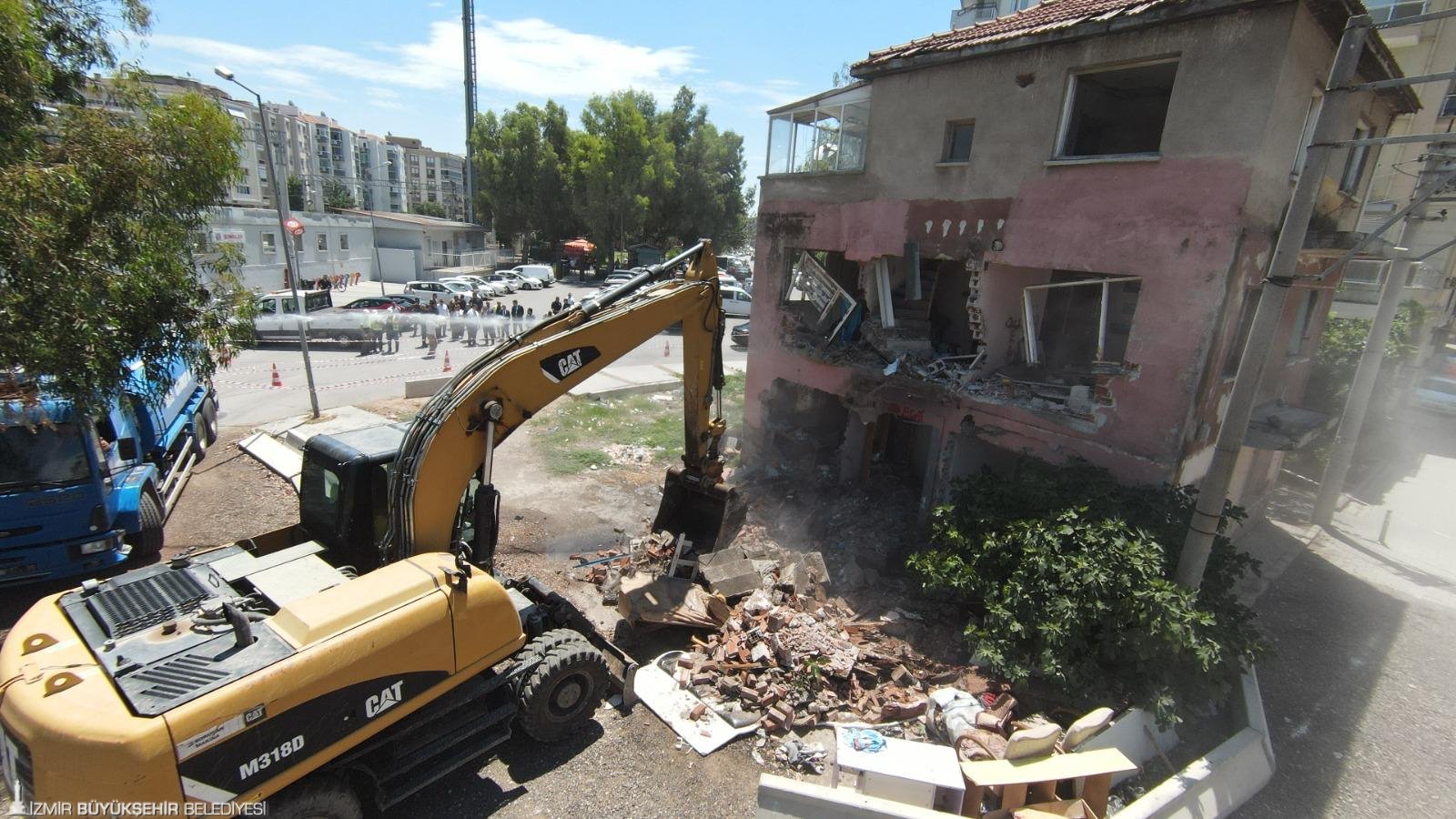 İzmir’de yapı stoku çalışmaları Karşıyaka’da devam edecek. Karşıyaka’nın zemin yapısına dair detaylı bilgilerin elde edileceği mikrobölgeleme çalışmaları da eş zamanlı olarak başlatılacak.