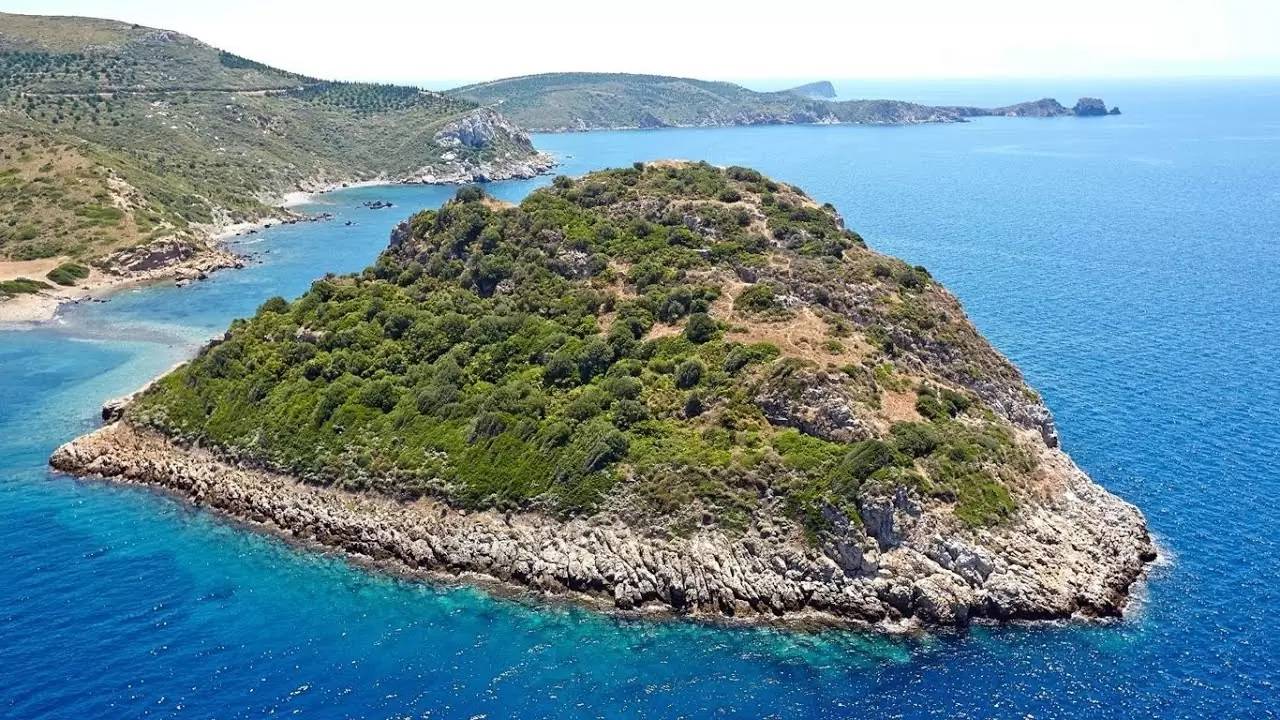 izmirin-sakli-adasi-diz-boyu-suda-100-metre-boyunca-ilerleyerek-gidiliyor