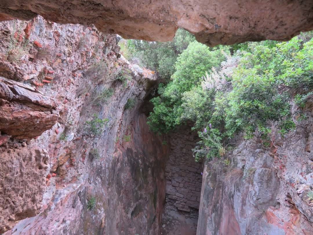 izmirin-sakli-adasi-diz-boyu-suda-100-metre-boyunca-ilerleyerek-gidiliyor