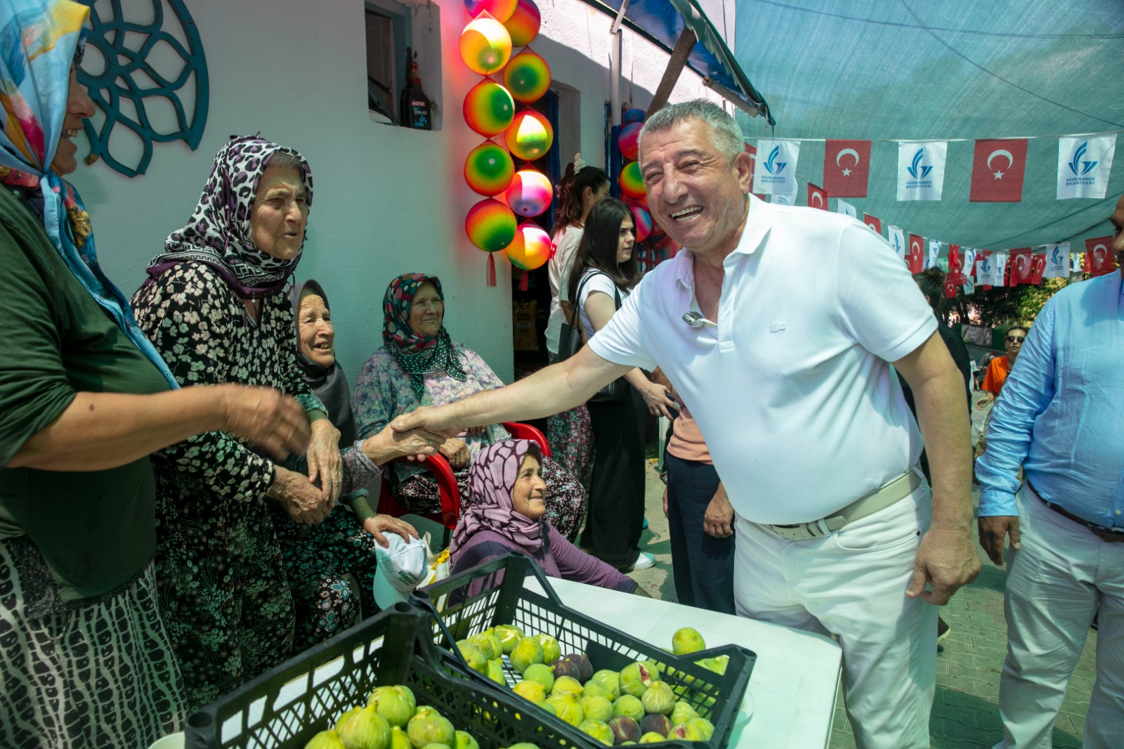 guzelbahcede-tatli-festival-koylunun-urununu-dalinda-birakmadik