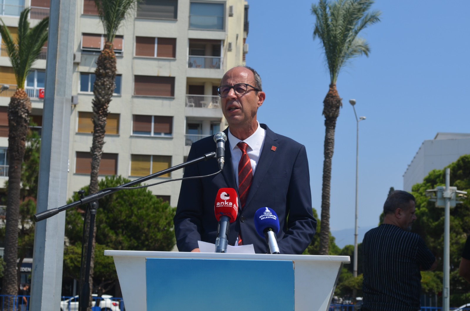 chp-izmirden-zafer-bayrami-kutlamasi-aslanoglundan-cezaevinden-carpici-mesaj