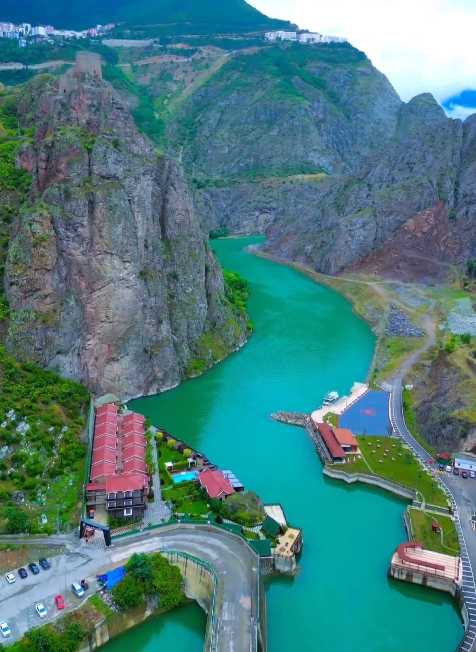 Norveç’in fiyortlarını, İsveç’in doğal güzelliklerini aratmayan Artvin, cam terasları ve büyüleyici manzaralarıyla ziyaretçilerine unutulmaz bir deneyim sunuyor. Fotoğraflarını görenler gözlerine inanamıyor, gidenler ise bu doğa cennetinden ayrılmak istemiyor.