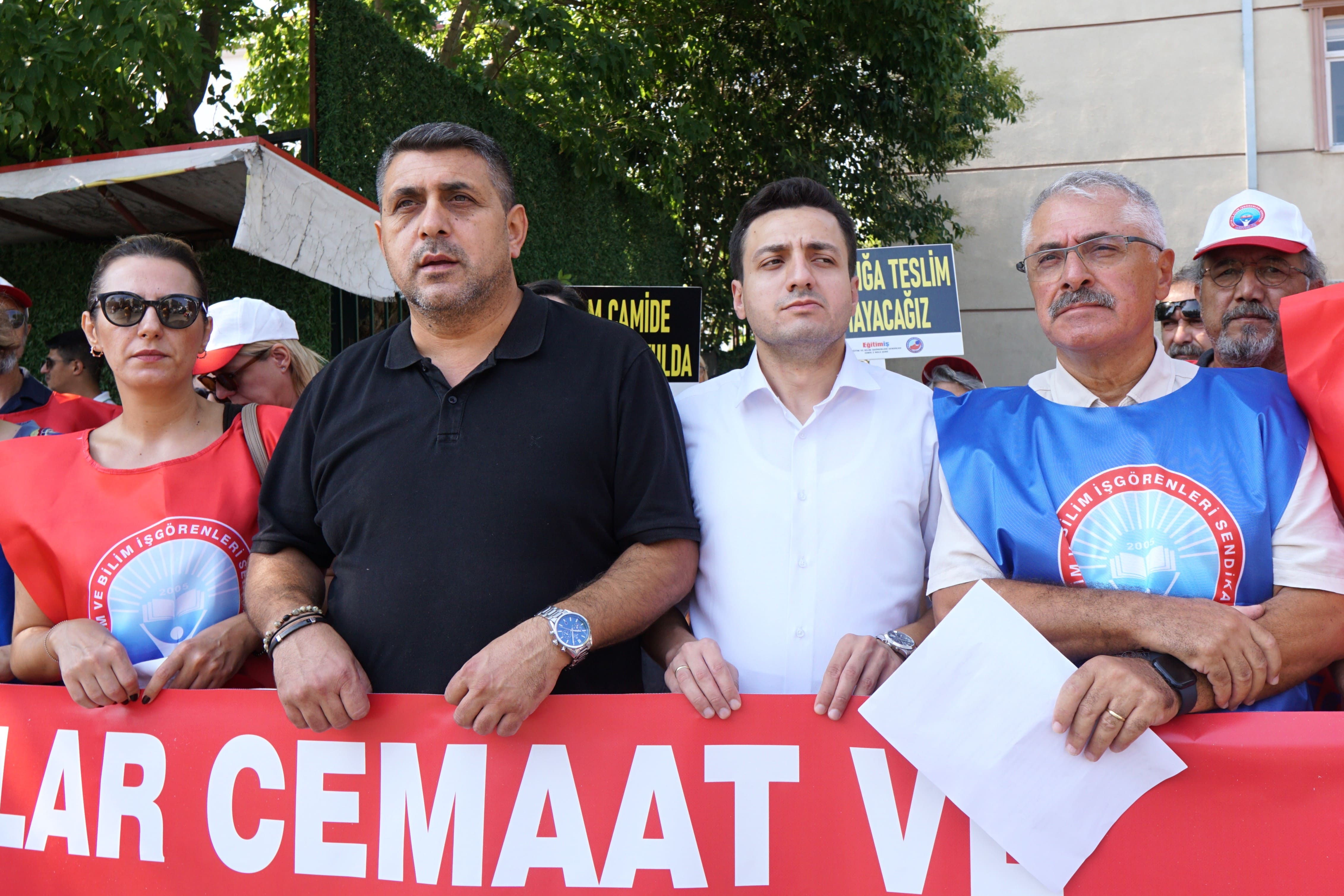 izmirde-arapca-yemine-tepki-laik-egitim-teslim-aliniyor