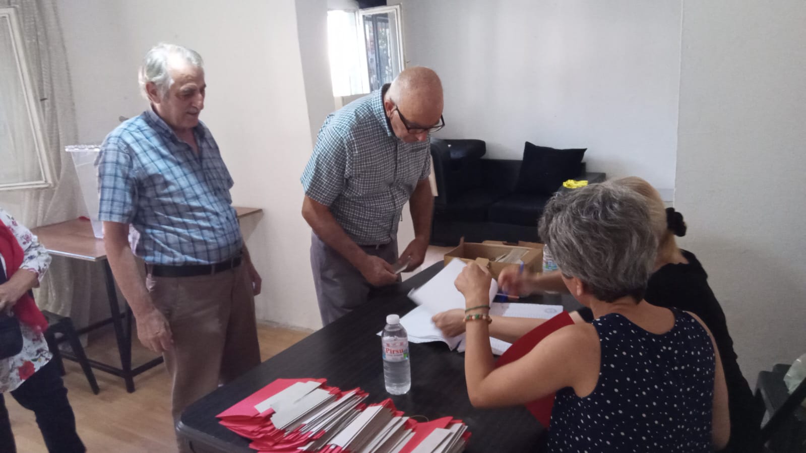 Chp Izmirde Pazar Mesaisi Tugay Listede Yer Almadi