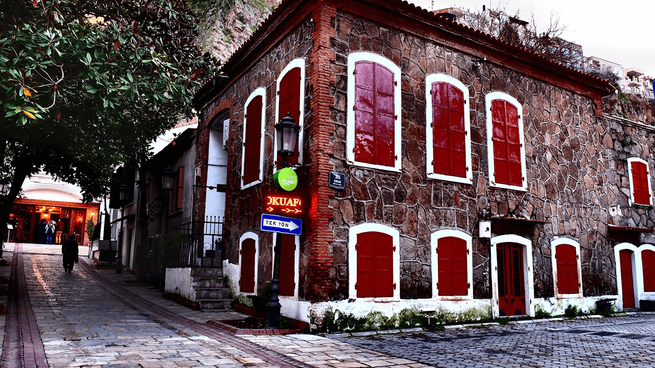 muzik-ve-tarihin-bulustugu-sokak-izmiri-buyuluyor