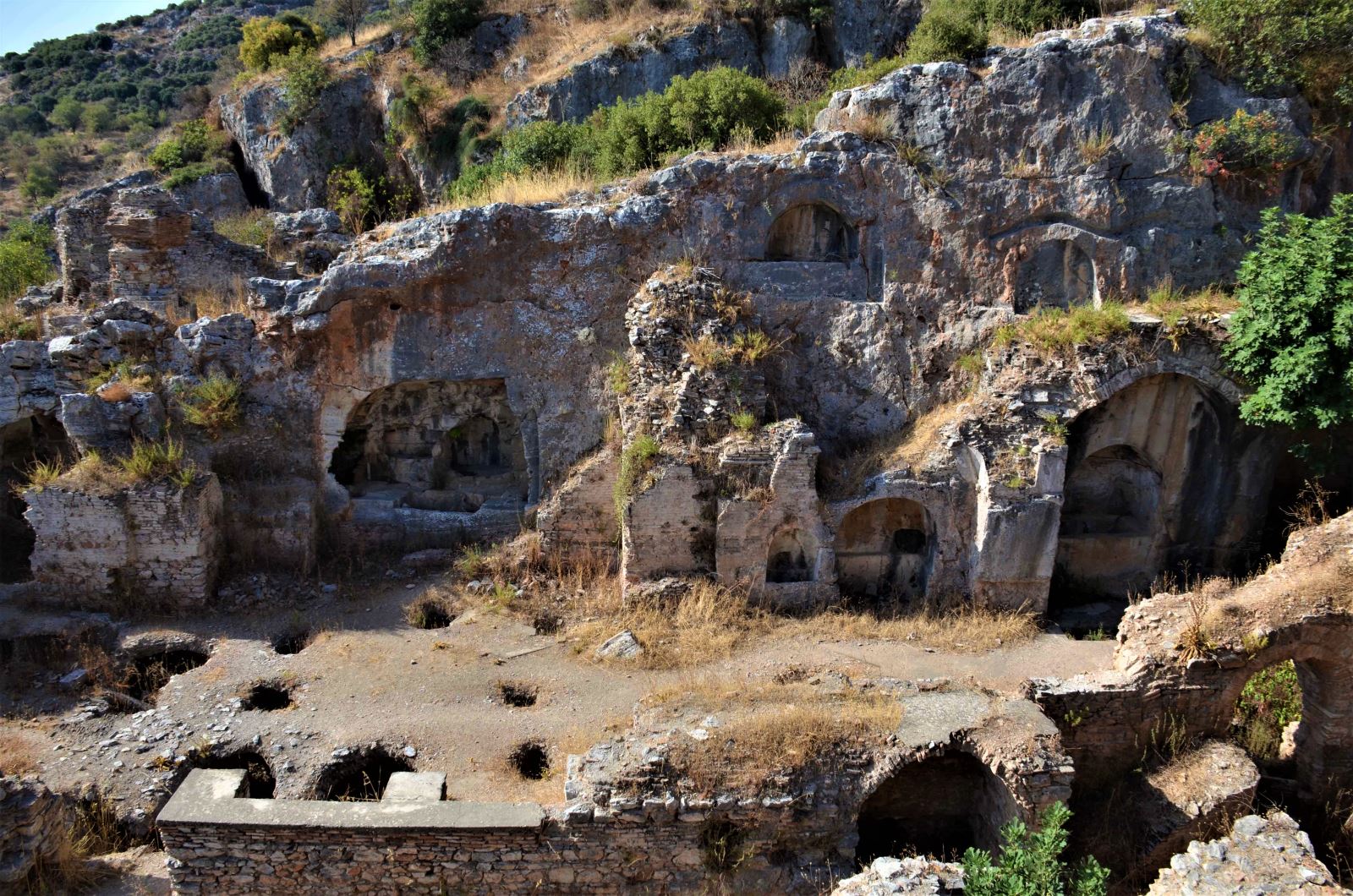 izmirin-efsanelerle-dolu-noktasi-efesin-gizemli-magarasi-1