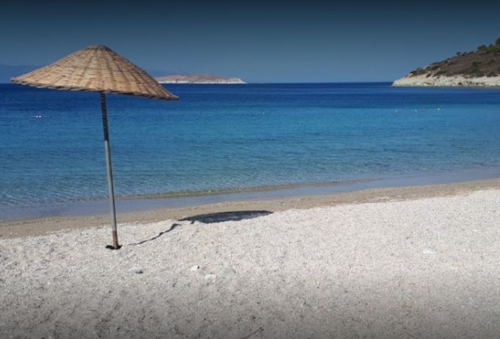 İzmir'in sevilen plajlarından Foça Kosova Plajı, ücretsiz kamp alanı ve denize sıfır konumuyla doğayla iç içe bir tatil sunuyor. Üstelik İZBAN ve ESHOT ile toplu taşıma kullanarak da kolayca ulaşmak mümkün.