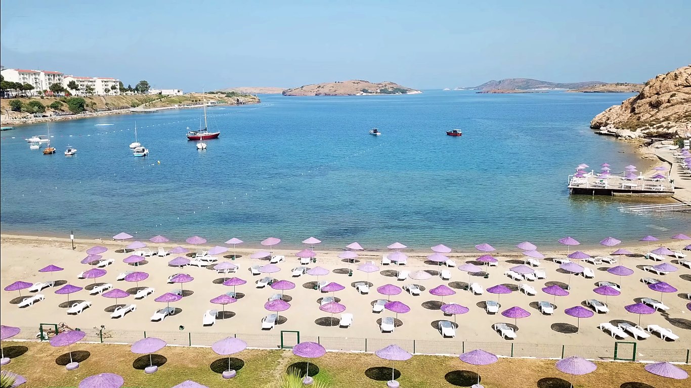 eshot-ile-ulasabiliyorsunuz-mavi-bayrakli-berrak-denizi-ve-ucsuz-bucaksiz-sahiliyle-cennet-gibi