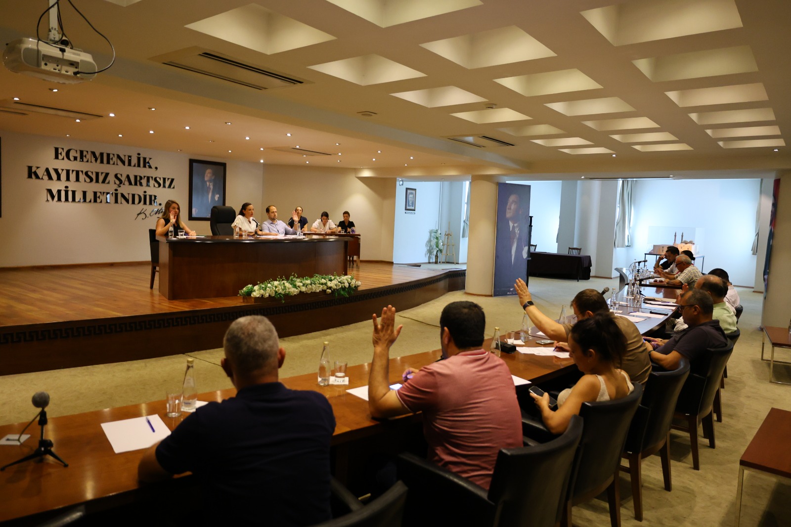 Efes Selçuk Belediyesi Ağustos Ayı Meclis toplantısında Başkan Sengel Trafik Sakinleştirme ve Yayalaştırma Projesi ve işgaliye bedelleri ile ilgili meclisi bilgilendirerek, hayata geçirilecek çalışmaları anlattı.
