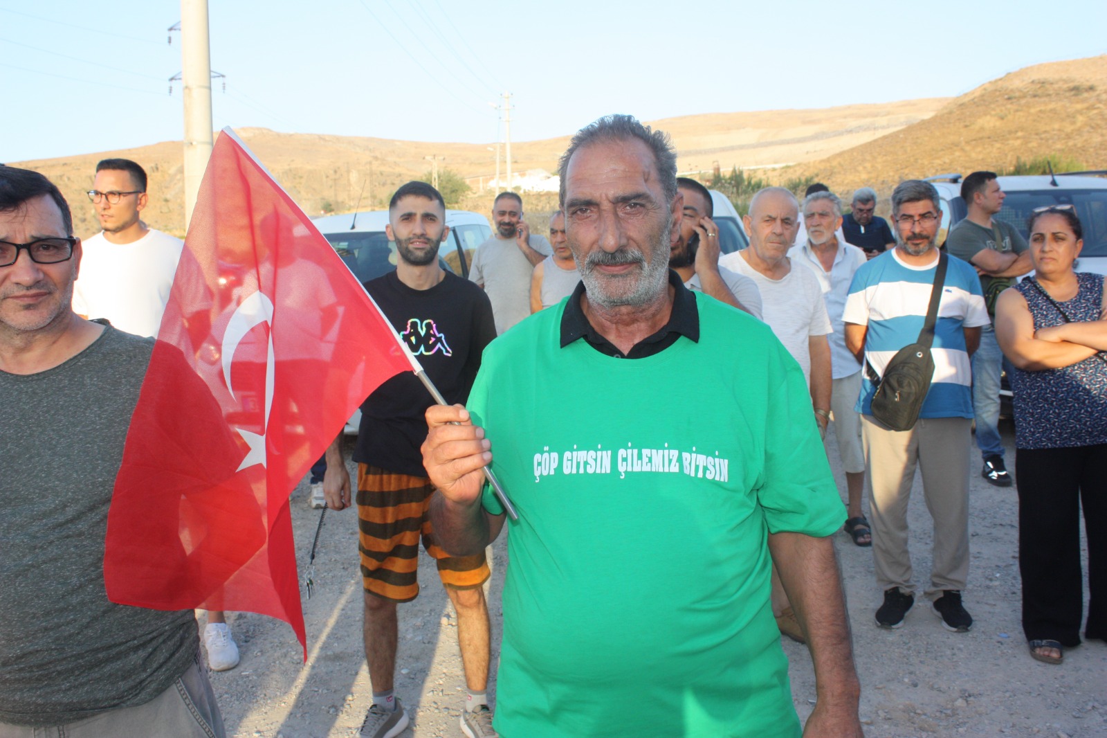 tugay-harmandaliyi-isaret-etti-mahalli-isyan-etti-artik-ikinci-sinif-insan-muamelesi-gormek-ist