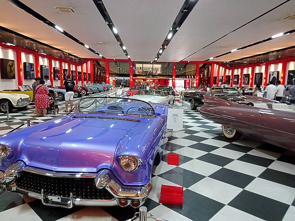 İzmir’in gözde mekanlarından: Klasik araçlar göz kamaştırıyor