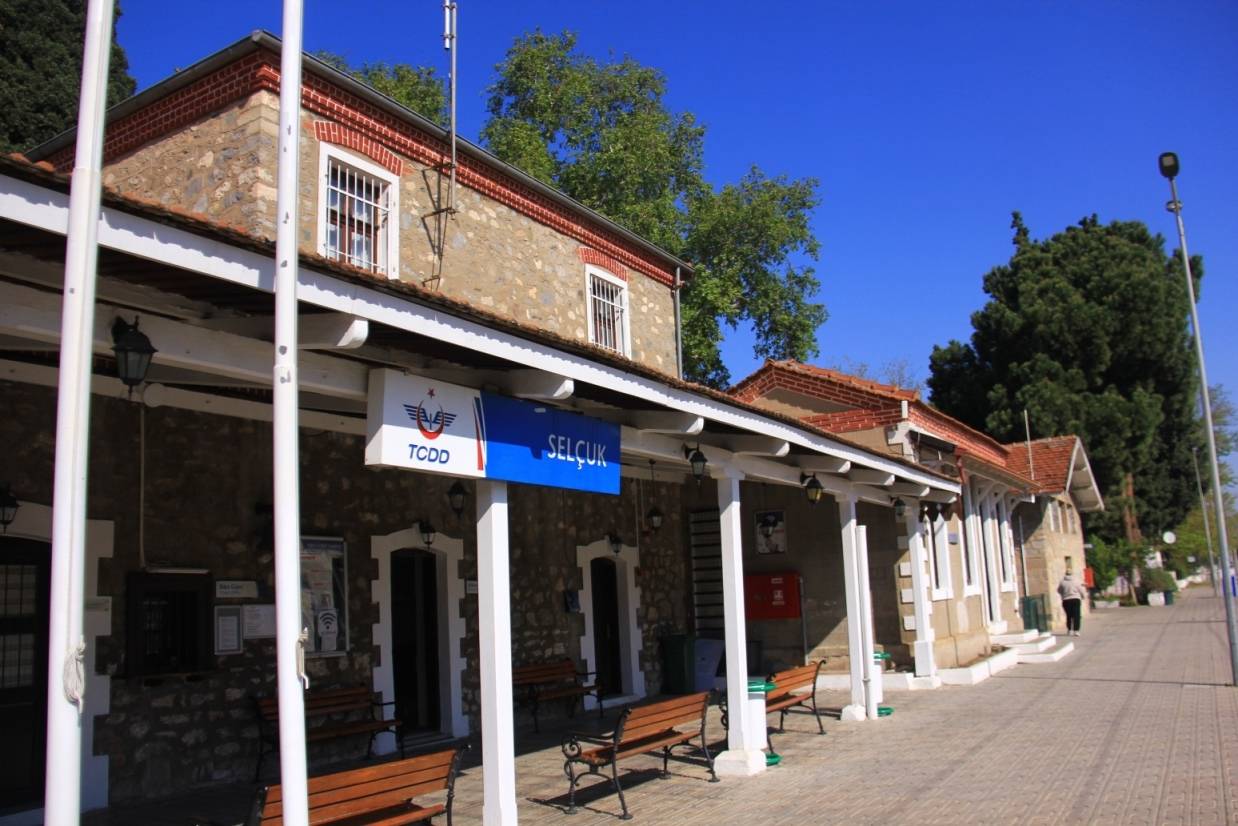 izmirde-tarihi-oneme-sahipti-izbanin-onemli-hatti-haline-geldi