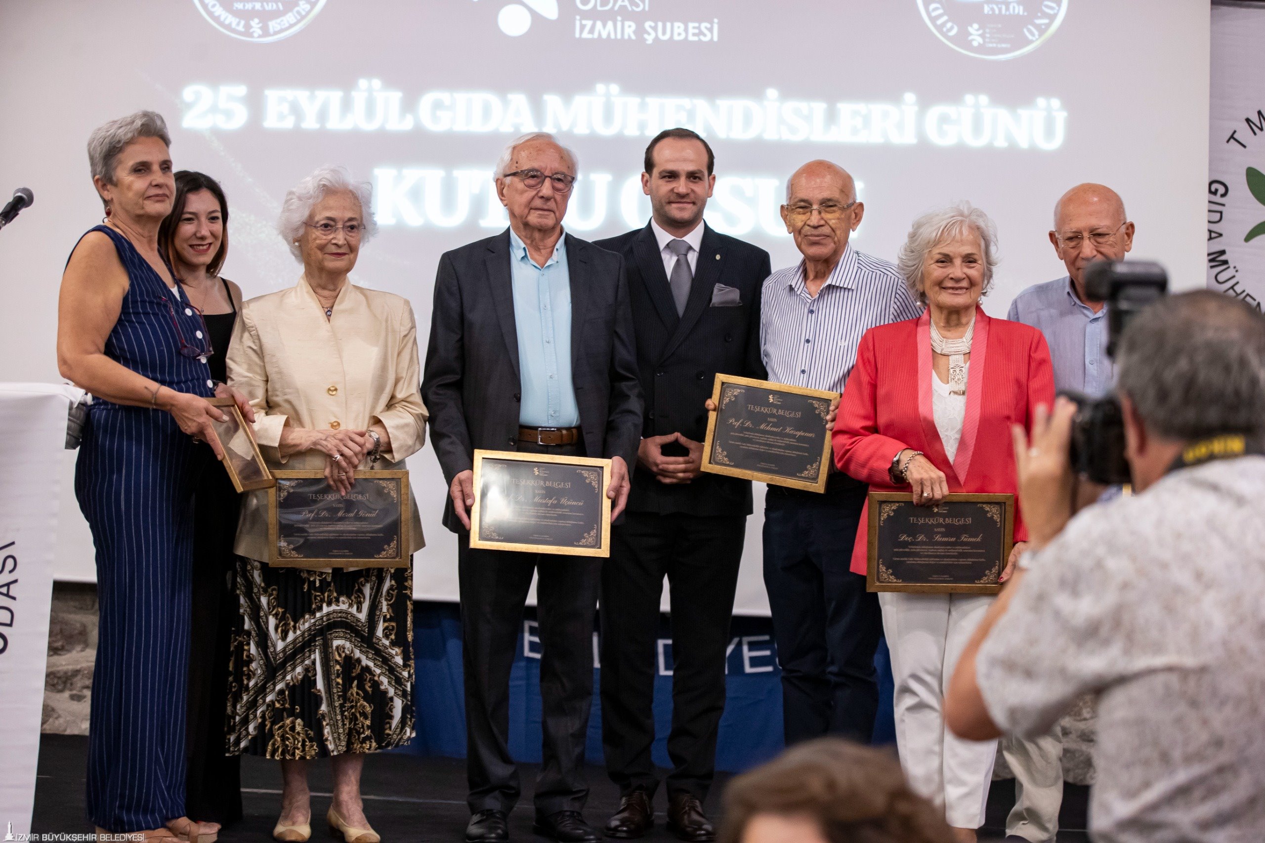 izmirde-gida-krizi-zirvesi-carpici-mesajlar