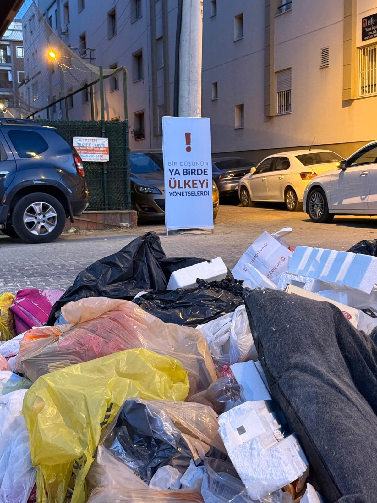 izmirde-cop-krizine-pankartli-tepki-bir-dusunun-ya-bir-de-ulkeyi-yonetselerdi
