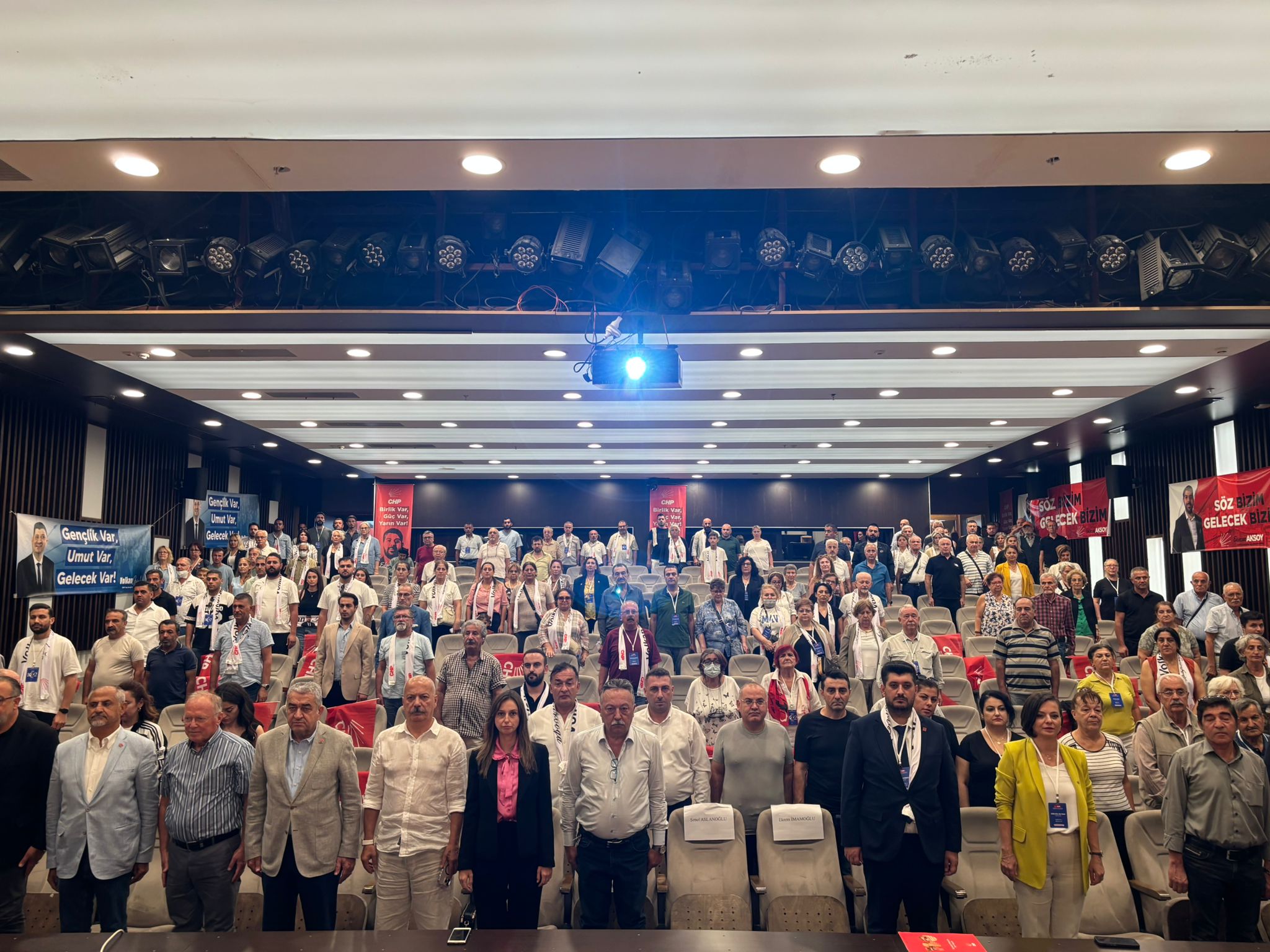 chp-karabaglar-kongresinde-flas-gelisme-ydk-uyesi-aksoy-cekildi