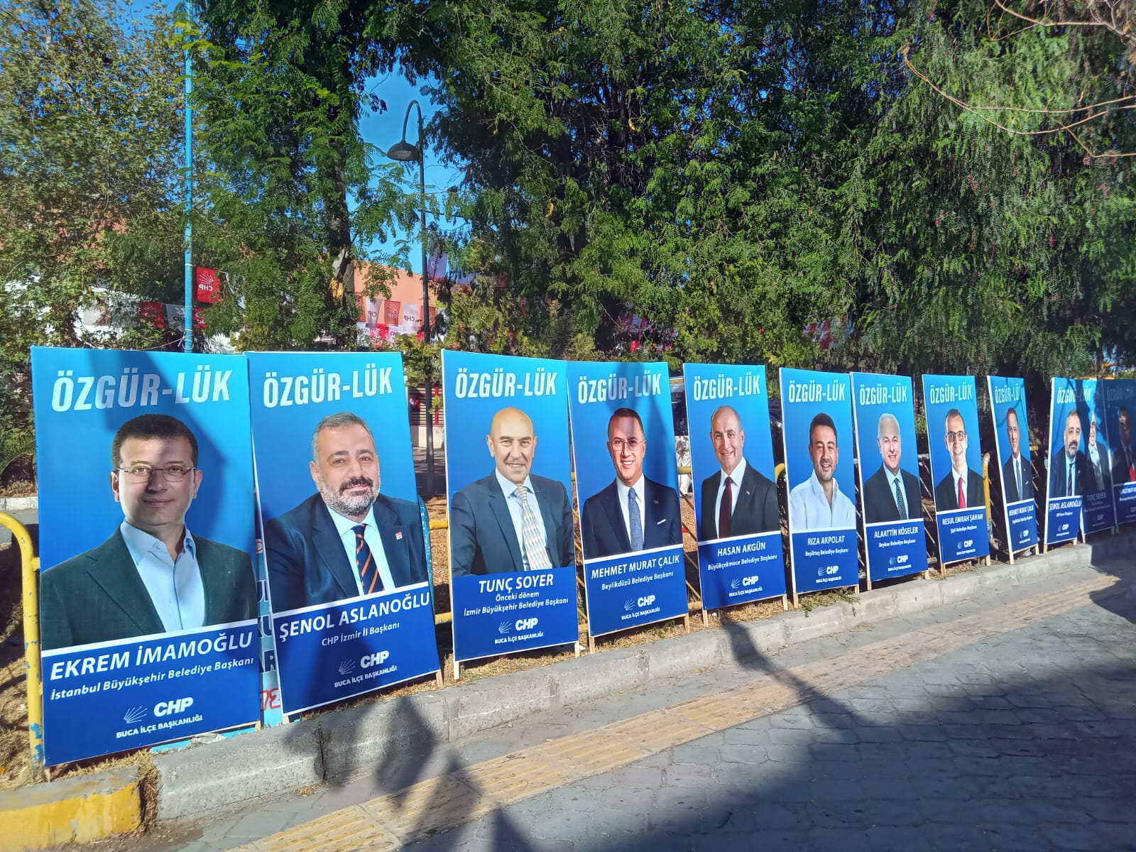 Cumhuriyet Halk Partisi’nde ilçe kongreleri süreci işlemeye başladı. Bugün Buca’da kongre heyecanı yaşanıyor. Şirinyer Düğün Salonu’nda başlayan kongrede, mevcut İlçe Başkanı Çağdaş Kaya tek aday olarak seçime giriyor. Kongre, merhum Manisa Büyükşehir Belediye Başkanı Ferdi Zeyrek’in anısına düzenleniyor.