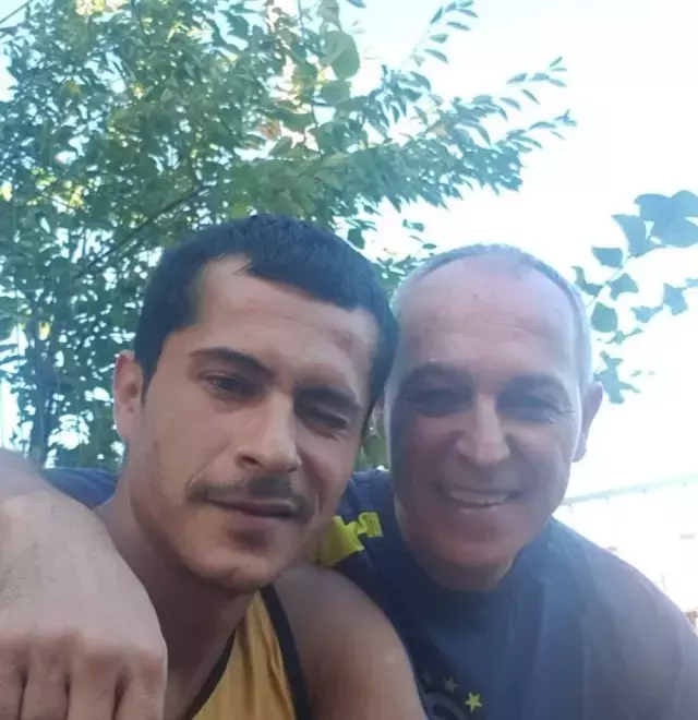 hayranlarini-sasirtti-unlu-oyuncunun-babasi-meger-yesil-sahalarin-yildiziymis