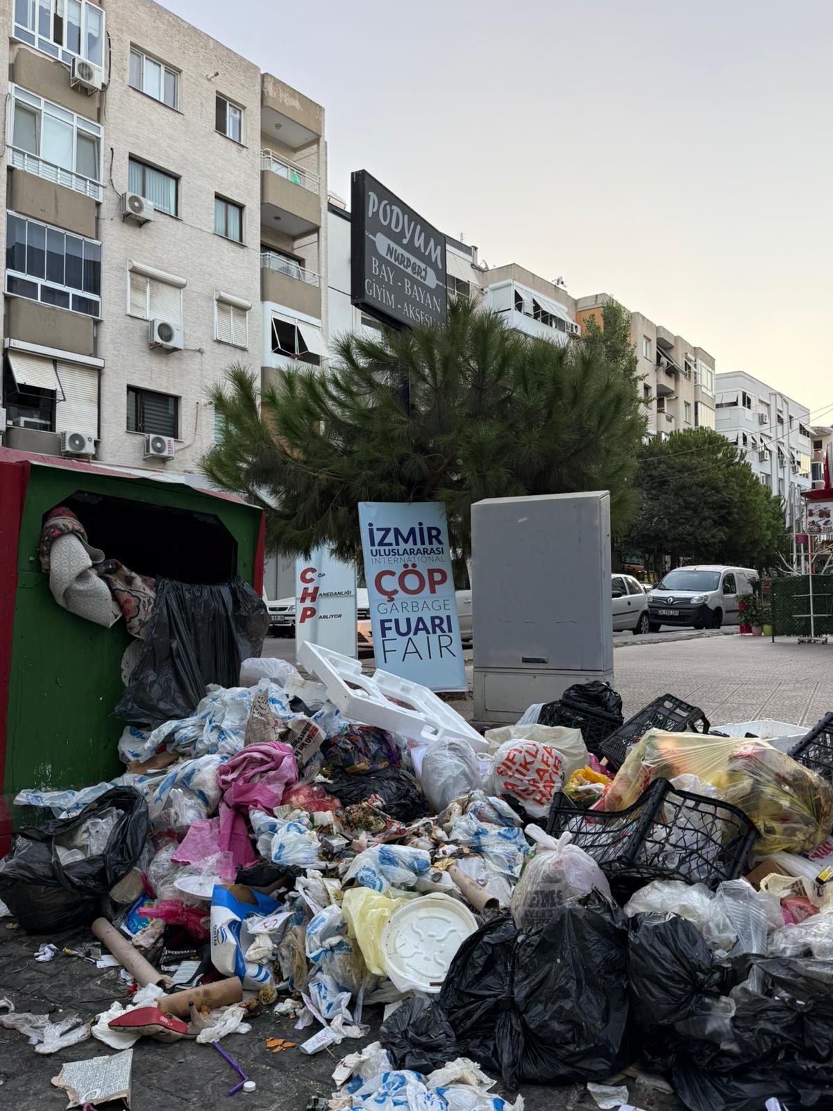 izmirde-cop-krizine-pankartli-tepki-bir-dusunun-ya-bir-de-ulkeyi-yonetselerdi