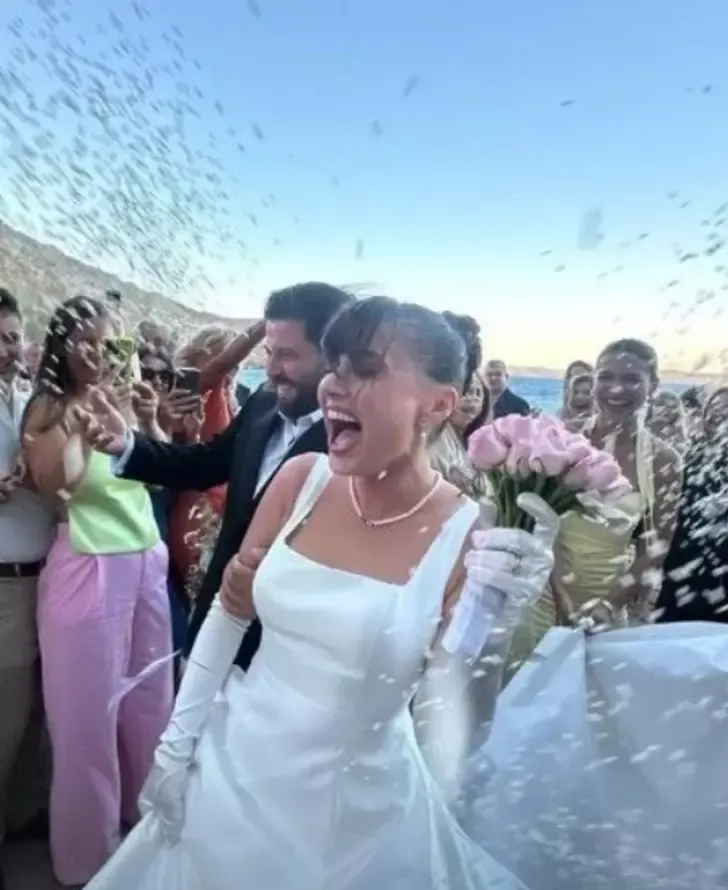 unlu-oyuncu-sevda-erginci-izmirde-nikah-sakiz-adasinda-dugun-yapti