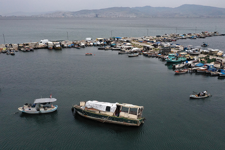 izmir-buyuksehirden-karsiyakada-kacak-iskele-karari-tek-tek-yikilacak