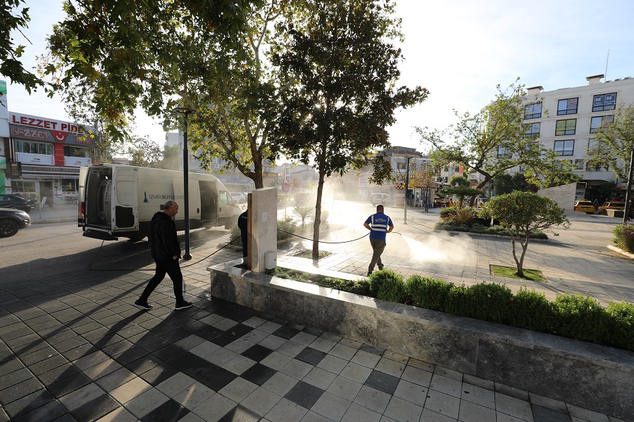 izmir-kuraklikla-bogusuyor-menderes-belediyesi-caddeleri-yikiyor