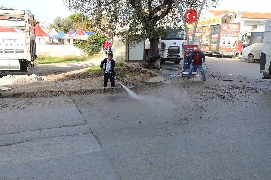 izmir-kuraklikla-bogusuyor-menderes-belediyesi-caddeleri-yikiyor