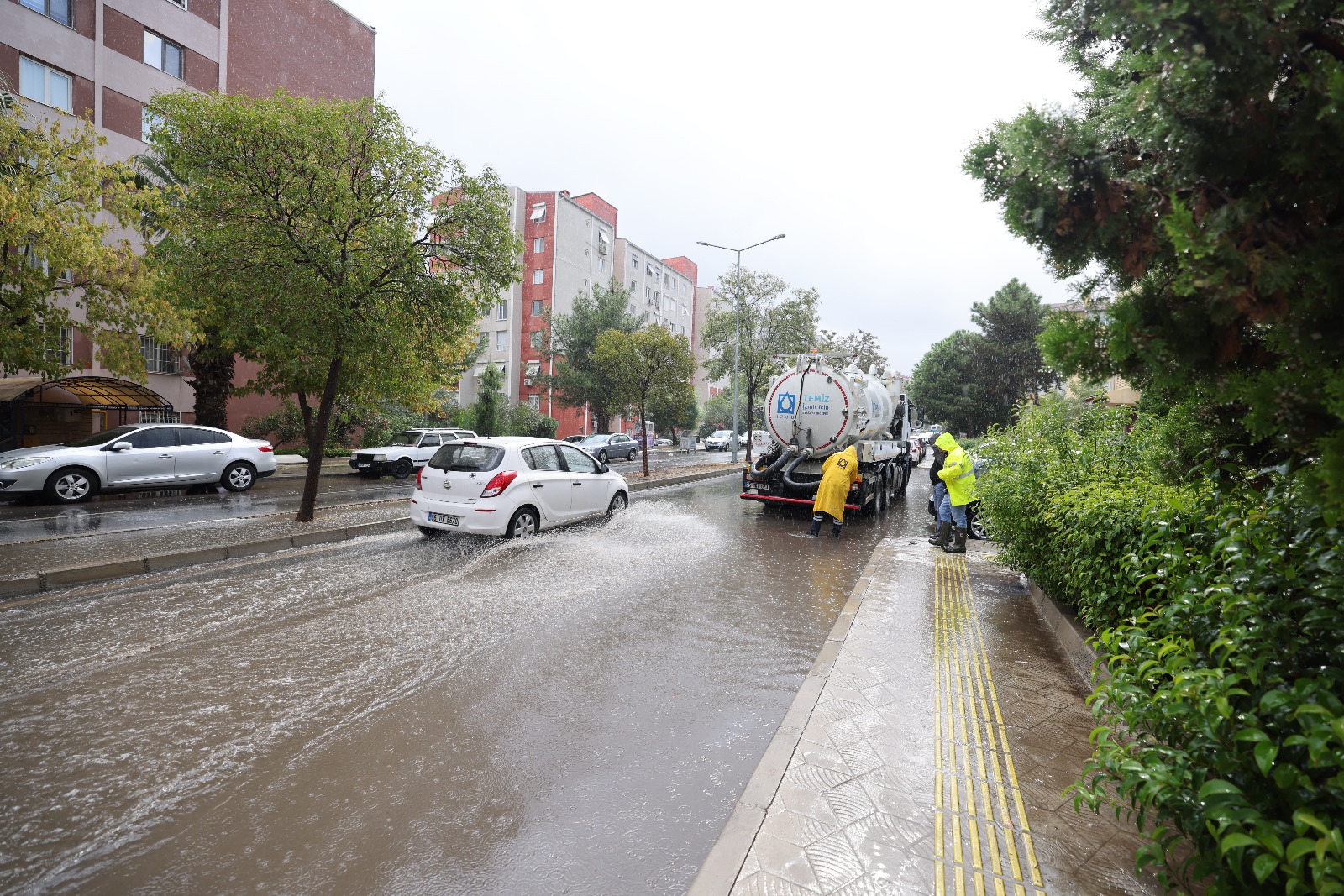 izmir-yagisa-teslim-sokak-ve-yollarda-goller-olustu