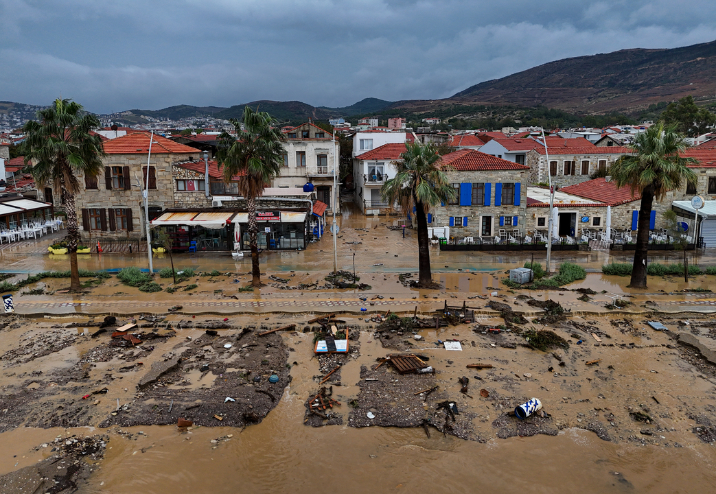 İzmir'de sel görüntüleri: Evler ve araçlar su altında kaldı