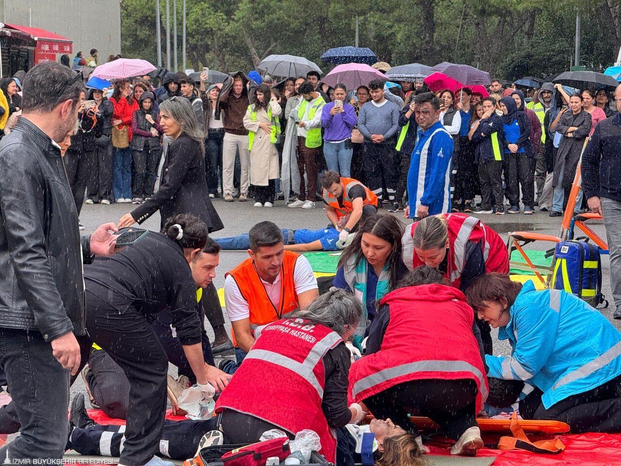 once-deprem-sonra-yangin-izmirde-gercegi-aratmayan-tatbikat