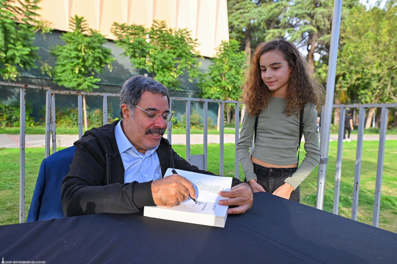 ahmet-umit-izmirde-yeni-romanini-anlatti-antik-romada-cinayet-2
