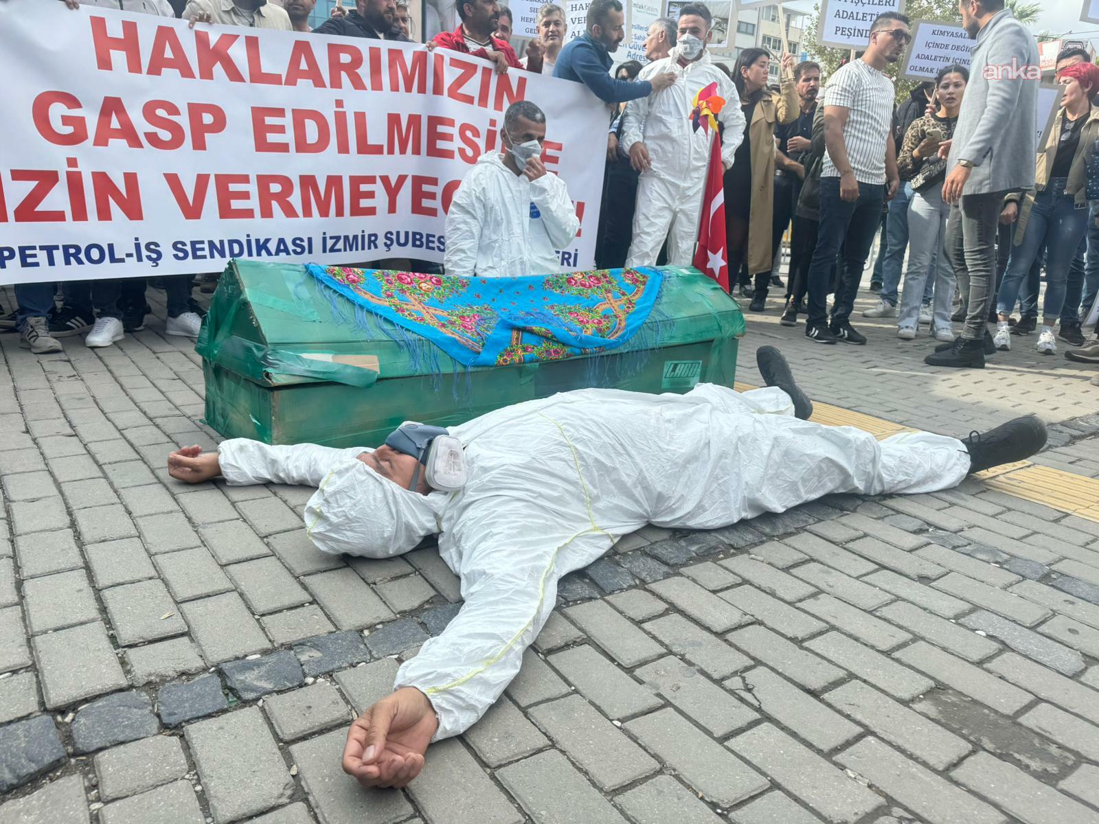 izmirde-iscilerden-tabutlu-eylem-bu-kadar-kolay-mi-2300-iscinin-hakkini-gasp-etmek