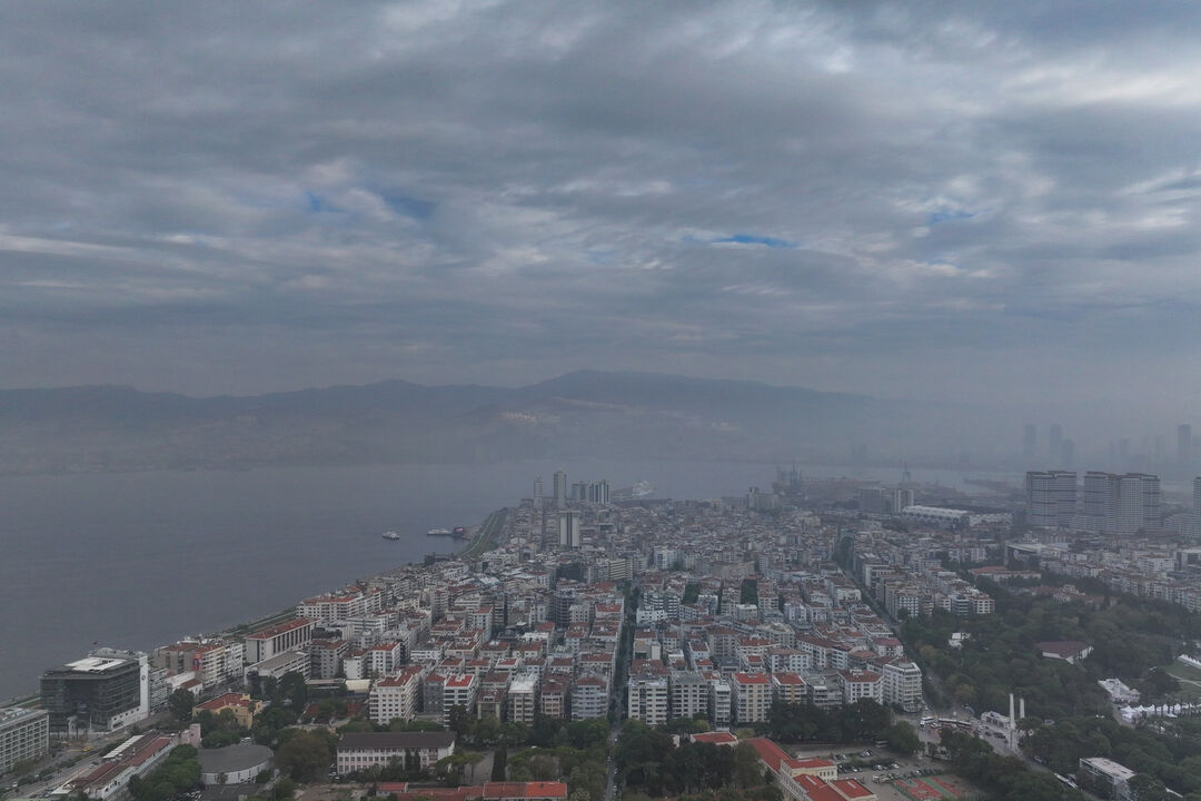 İzmir'de sis etkili oldu: Dikkat çeken görüntüler!