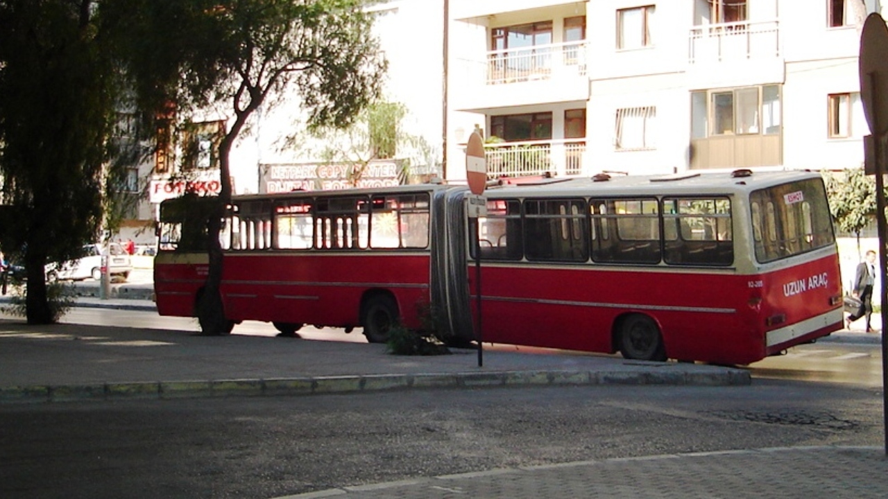 bir-zamanlar-izmirde-ogrencilerin-kullandigi-sira-disi-otobus-525