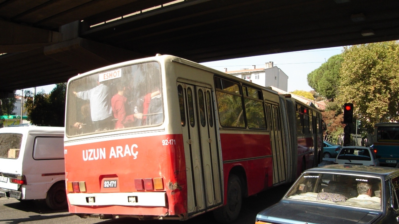 bir-zamanlar-izmirde-ogrencilerin-kullandigi-sira-disi-otobus-525