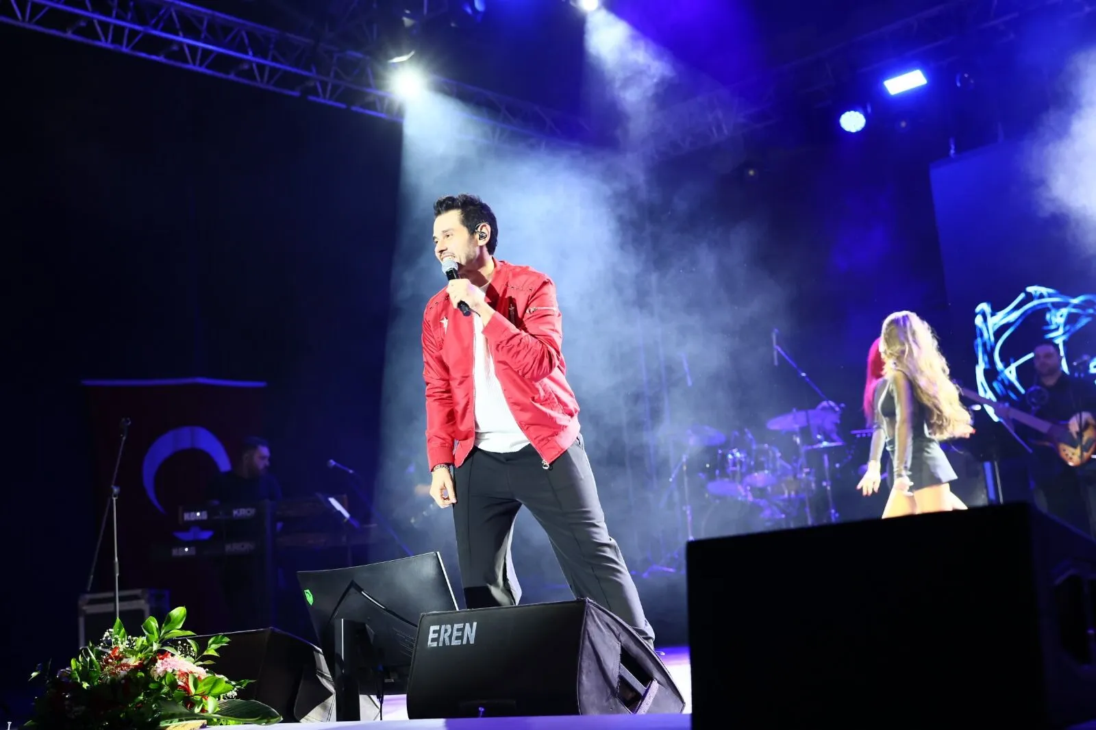 Konser boyunca binlerce Balçovalı, Cem Belevi’nin seslendirdiği şarkılara hep bir ağızdan eşlik etti. Alanı dolduran vatandaşlar, ellerinde bayraklarla marşlar söyleyerek Cumhuriyet’in 102. yılını büyük bir coşkuyla kutladı. Gecenin sonunda, Balçova sokaklarını umut, gurur ve Cumhuriyet sevinci doldurdu. “Yaşasın Cumhuriyet!” sloganları uzun süre yankılandı.