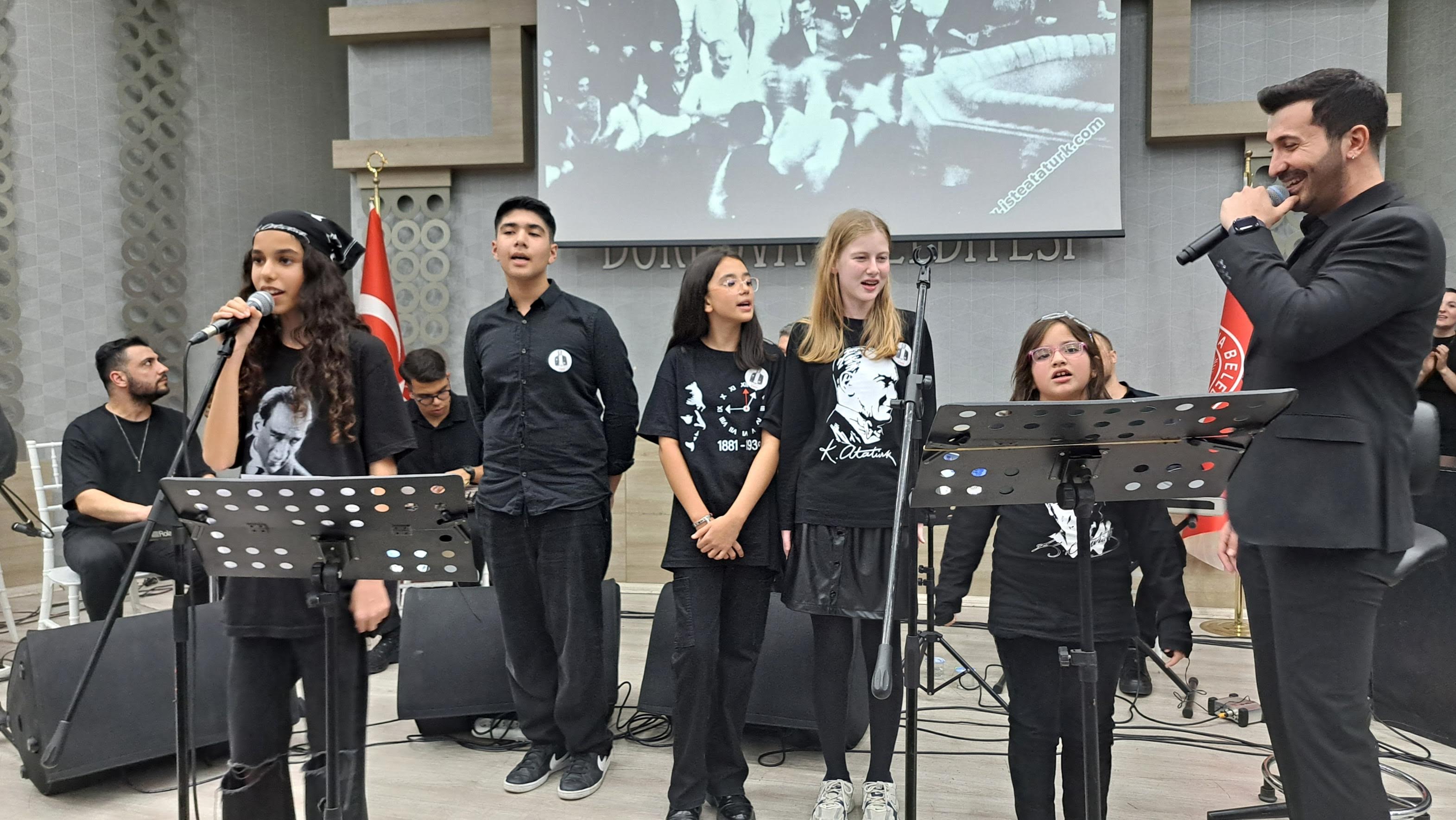 Bornova Belediyesi kursiyerleri Atatürk için söyledi